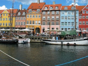 The cosy Nyhavn ,is lined by brightly colored townhouses built with wood, bricks, and plaster. The oldest house, at No. 9, dates from 1661. 